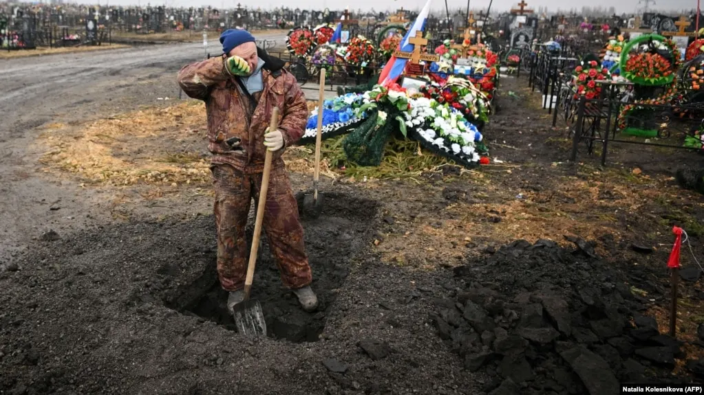 Анализ открытых данных позволяет установить личности 226 055 погибших российских военнослужащих; среди жертв — первый солдат 2008 года рождения. Эксперты предупреждают, что реальные потери могут быть существенно выше — вплоть до примерно 497 тысяч.