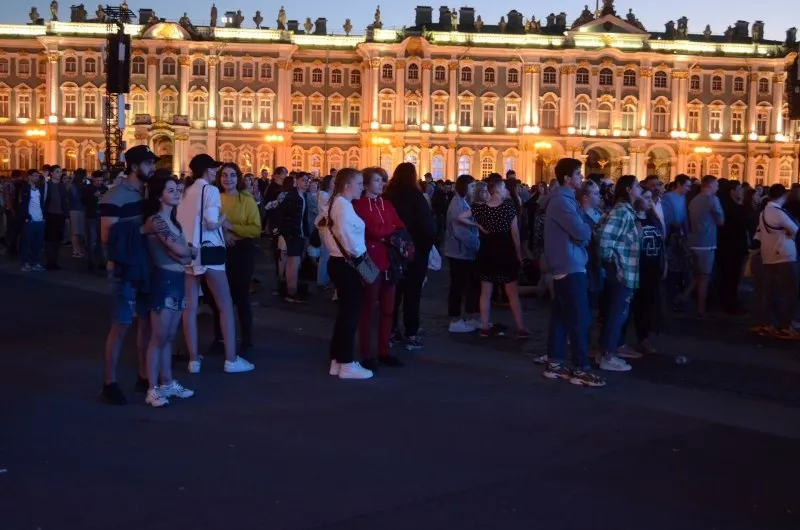 В ночь с 27 на 28 июня в Санкт‑Петербурге пройдёт традиционный выпускной «Алые паруса» для примерно 66 тысяч человек; одновременно государство утвердило 300 приоритетных образовательных программ и увеличило количество бюджетных мест. В Смоленске с 26 по 28 июня пройдёт День молодёжи с концертами и интерактивными площадками.