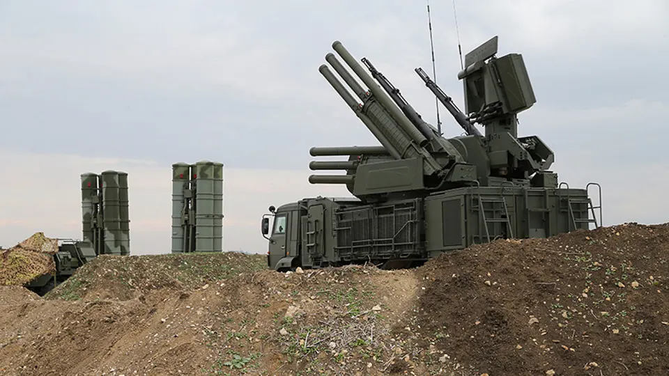 По данным военных специалистов, российский комплекс подавляет сигнал Starlink в диапазоне 14–14,5 ГГц, стоит около $1,5 млн и уже фиксировался и уничтожался на линии фронта. Госдума ввела запреты на импорт оборудования для иностранных спутниковых систем, параллельно развиваются отечественные проекты связи.