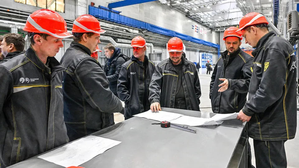 Опрос показывает: переработки распространены, далеко не всегда официально оформляются и компенсируются. Чаще всего перерабатывают в здравоохранении, образовании, торговле и общепите; закон увеличил годовой лимит сверхурочных до 240 часов.