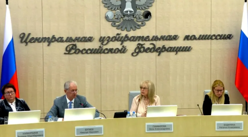 На заседании обсуждали расширение ДЭГ, особые меры для присоединённых и прифронтовых зон — включая скрытие адресов участковых комиссий и возможность досрочного голосования вне участков, — а также приглашение международных наблюдателей из четырёх африканских стран.