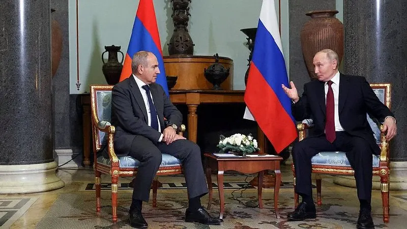 По данным пресс‑службы Кремля, в телефонном разговоре лидеры обсудили итоги заседания Высшего евразийского экономического совета и вопросы участия Армении в ЕАЭС.