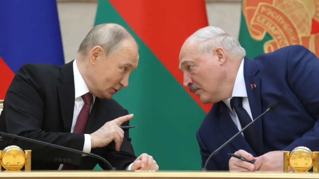 26 июня президенты России и Белоруссии встретились в закрытом формате на Валдае. Официальных заявлений не последовало — встречу связывают с обострением на белорусско‑украинской границе.
