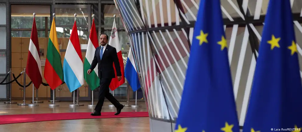 Лидеры Евросоюза согласовали продление европейских санкций в отношении России на год; все 27 стран поддержали декларацию по Украине, тогда как Болгария угрожает вето на 21-й пакет ограничений.