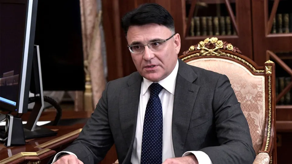 Он заявил, что квоты помогут отбирать лучшие иностранные картины для проката, освободив экранное время для российских лент; ранее обсуждались также «входные взносы» и перевод части сборов западных фильмов в поддержку национального кинематографа.