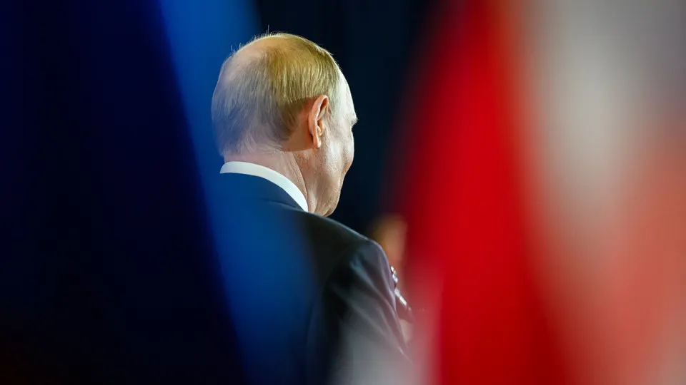 Один из государственных социологических центров прекратил публикацию «открытого» рейтинга доверия к президенту. По оценкам, этот рейтинг опустился до 29,5% — значительно ниже «закрытых» опросов; одновременно растёт тревожность общества, а одобрение правительства держится на более высоком уровне.