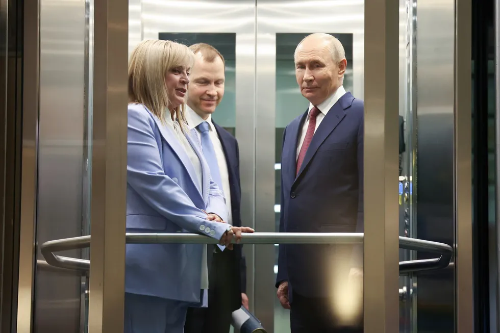 Руководители силовых ведомств предлагают президенту отложить или отменить думские выборы на фоне экономических трудностей и падения рейтингов. В администрации обсуждение пока носят разговорный характер, официальных документов нет.