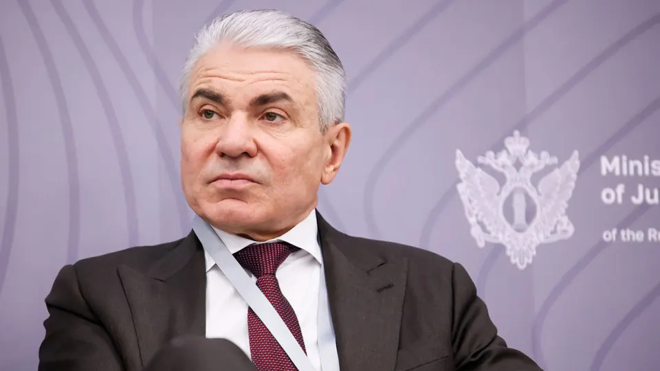 Замминистра юстиции предложил обязать владельцев крупных нейросетей внедрить фильтры, которые не позволят ИИ повторять вредные действия, аналогичные деятельности иностранных агентов; также предлагается ввести ответственность — административную, уголовную и финансовую.