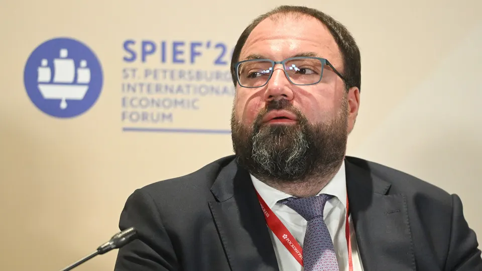 Глава Минцифры заявил о планах встроить механизмы возрастной идентификации в онлайн-платформы; обсуждаются варианты через «Госуслуги», биометрию или паспорта, эксперты предупреждают о рисках утечек данных.