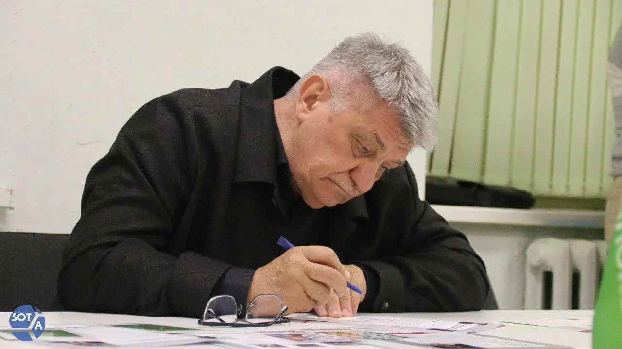 Президент направил поздравительную телеграмму, отметив вклад Сокурова в современный кинематограф. В последние годы режиссёр фактически лишён возможности официального проката, а в январе 2026 года его исключили из Совета по развитию кинематографии.