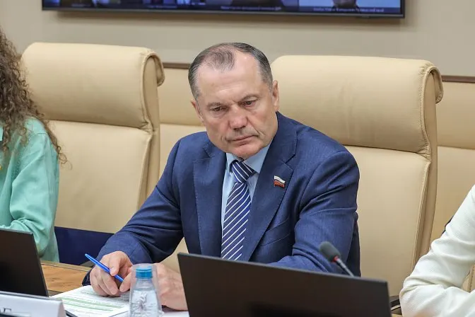 Член Комитета Совфеда по науке и образованию предлагает закрепить в законе формат, при котором учащиеся вузов и колледжей будут обязаны проводить до половины учебного времени на базовых предприятиях. Инициатива вызвала вопросы о правах студентов и оплате труда.