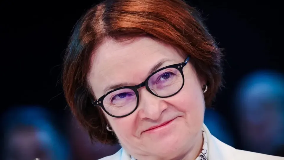 Глава Центробанка пропустила ключевые мероприятия, появились слухи о ее состоянии и преемниках. На фоне этого разворачивается дискуссия о снижении ключевой ставки, а принятые поправки в бюджет открывают путь к более скрытому финансированию военных расходов — с потенциальными последствиями для инфляции и экономики.