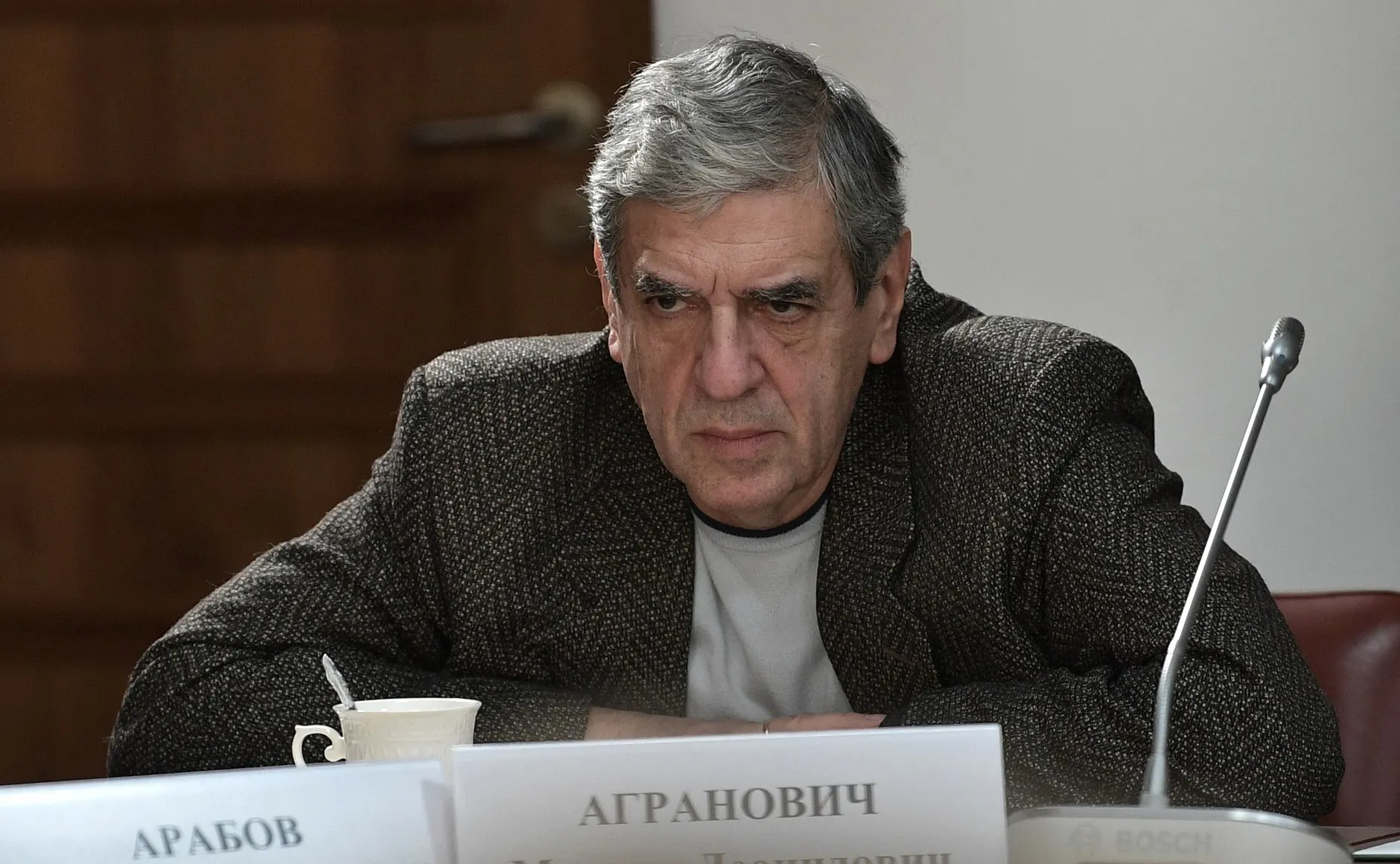 Операторский факультет объявил набор в мастерскую Михаила Аграновича: бесплатное обучение с 2027 года получают абитуриенты, готовые заключить годичный контракт с Минобороны для службы в подразделениях беспилотных систем. Условие сопровождается рядом льгот, но правовые и гарантийные аспекты вызывают вопросы.