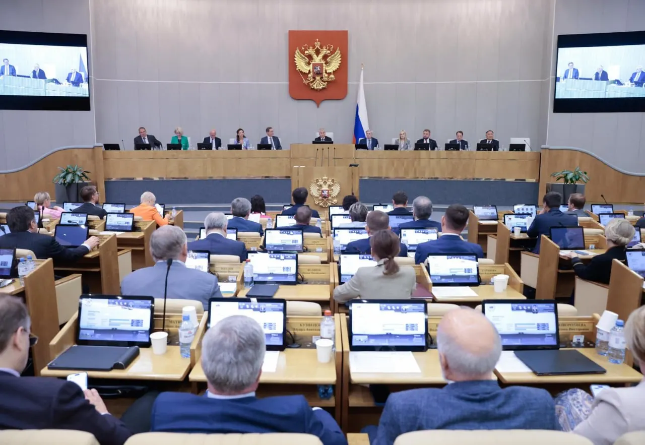 Анализ показал, что Госдума значительно чаще одобряет инициативы правительства и президента, в то время как депутатские проекты проходят реже. Чтобы понимать возможные изменения правил, стоит следить за повесткой кабинета министров.