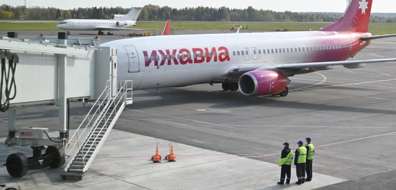 Росавиация сообщила, что в аэропорту Ижевска отменили ограничения на прилёты и вылеты; сведений об отбое сигнала «Беспилотная опасность» не поступало.