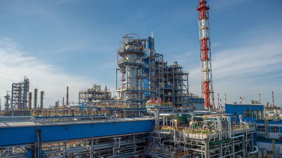 После атаки беспилотных летательных аппаратов переработка нефти и газового конденсата на НПЗ в Салавате приостановлена. Для восстановления работы оборудования могут потребоваться недели или месяцы; последствия сказываются на общих объёмах нефтепереработки в стране.