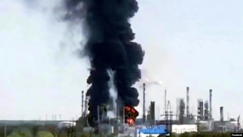25 июля Тюменский нефтеперерабатывающий завод остановил переработку нефти после атаки: на территории предприятия произошли пожары, сроки восстановления работы пока неизвестны.