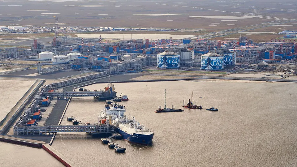 Несмотря на планы поэтапного отказа от российского газа, страны Евросоюза в первой половине года увеличили закупки с проекта Ямал СПГ — компании удалось поставить рекордные объемы на фоне ускорения поставок по действующим контрактам.