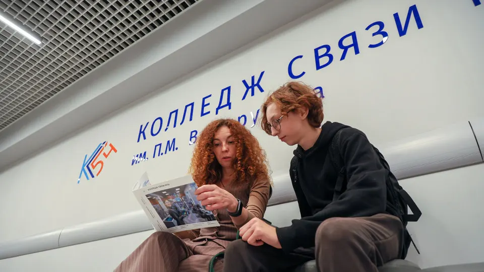 В разных регионах России школьникам отказывают в переводе в старшую школу — родителей направляют в колледжи или говорят, что детям «будет тяжело», что совпало с поручениями по подготовке рабочих кадров.