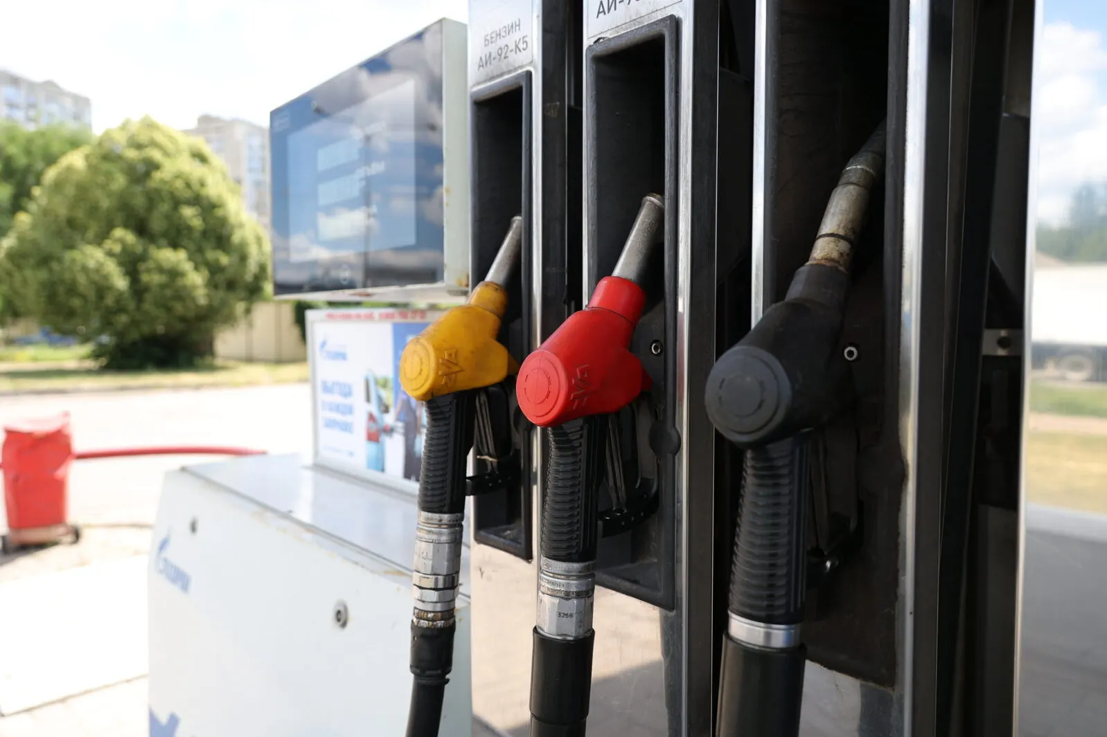 Власти определили очередность распределения нефтепродуктов: первыми получат топливо госзаказчики, оборонные предприятия и системные перевозчики; независимые заправки и обычные водители могут столкнуться с дефицитом и ростом цен.