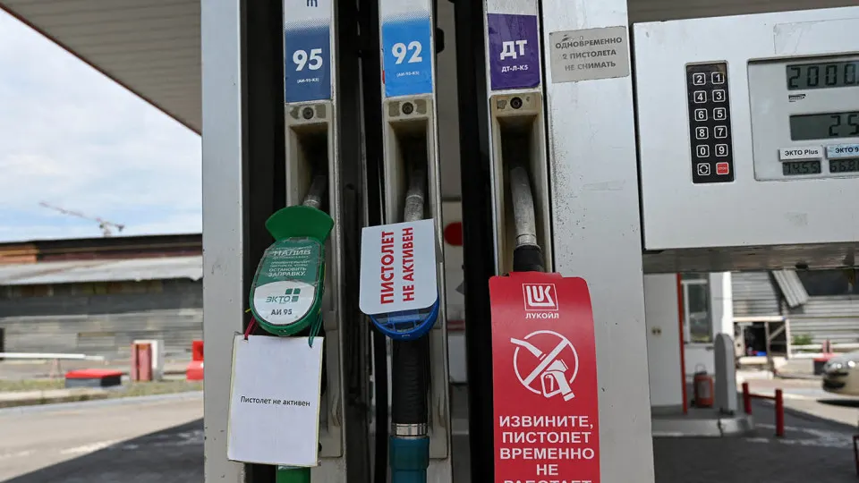 Из-за дефицита и подорожания топлива сети АЗС по всей стране выставляют на продажу: как частные станции, так и непрофильные активы крупных компаний. Предложения охватывают регионы от приграничья до Сибири, цены варьируются от нескольких сотен тысяч до сотен миллионов рублей.