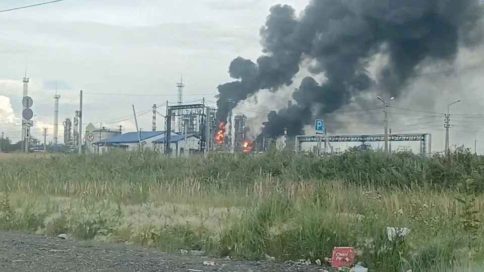 Росстат: в июне выпуск нефтепродуктов упал на 12% и на 21,7% относительно года. Дефицит топлива и рост цен вынуждают страну импортировать бензин и дизель и вводить налоговые льготы на их ввоз.
