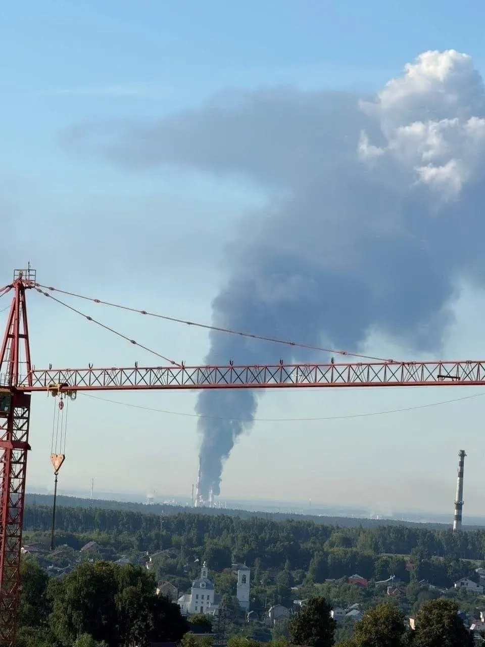 Ночью 2 июля удар по Кстовскому НПЗ в Нижегородской области нарушил поставки бензина в регион. Есть погибшие и раненые, на АЗС фиксируется дефицит и рост цен.