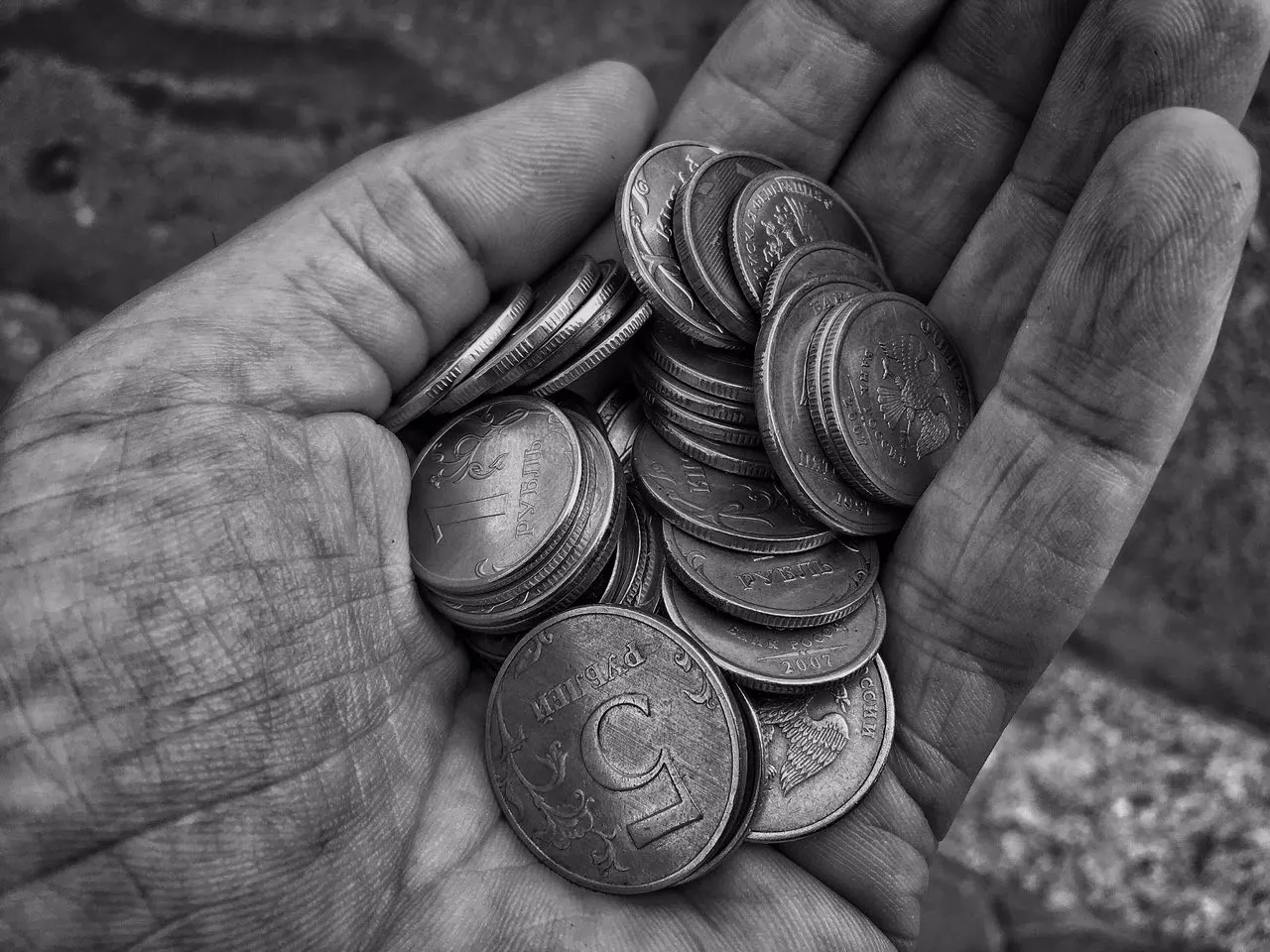 Минтруд связывает падение уровня бедности до 6,7% с введением единого пособия и выделением дополнительного финансирования; пособие назвали ключевой мерой поддержки семей с детьми.