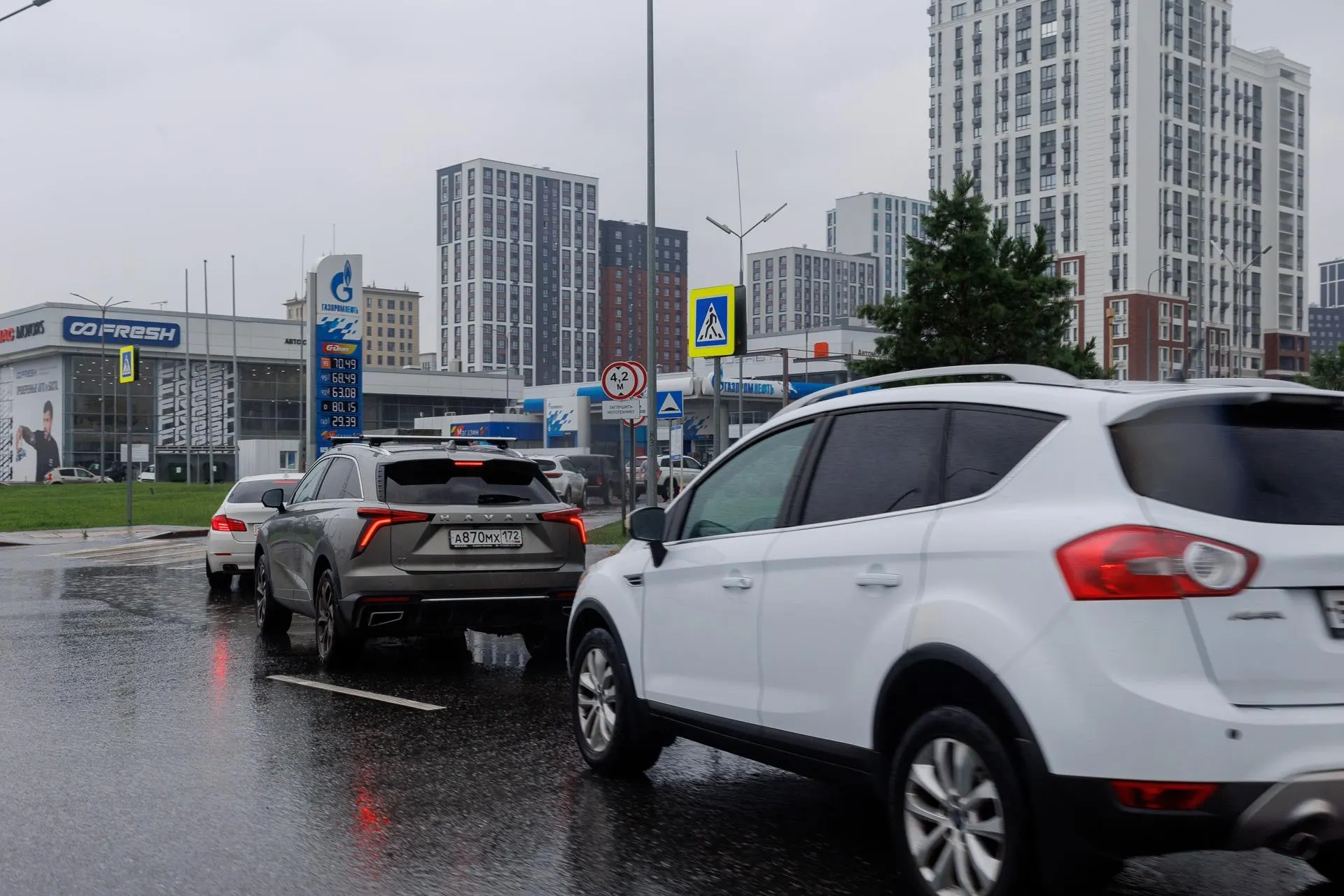 Власти временно приостановили вывоз дизтоплива. Эксперт Фролов считает решение логичным, но вынужденным и краткосрочным.