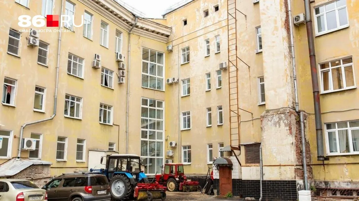 Госдума напомнила, что решения о переустройстве дворовой территории, включая оборудование парковки, принимаются на общедомовом собрании жильцов.