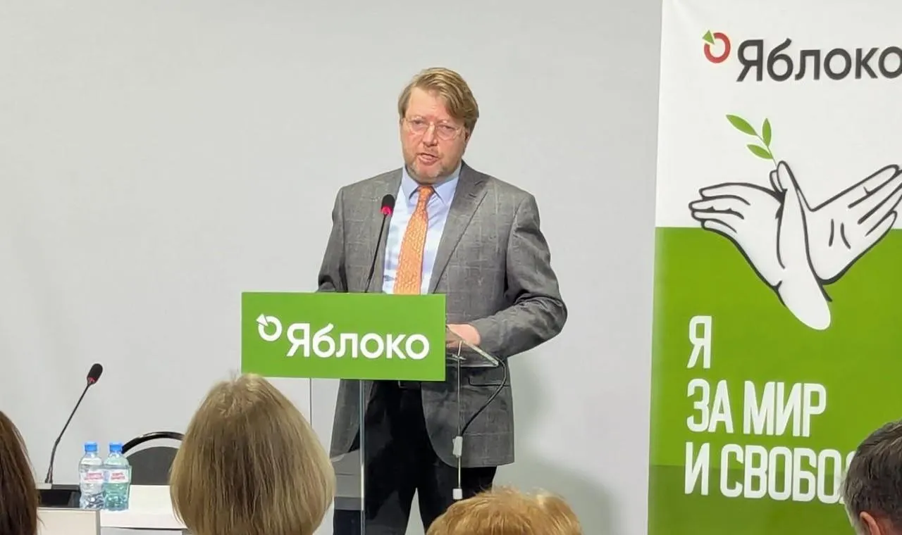 Верховный суд оставил в силе решение Выборгского районного суда Петербурга о штрафе председателю партии «Яблоко» Николаю Рыбакову за публикацию с изображением, которое власти сочли «экстремистской символикой». Партия намерена обжаловать решение.