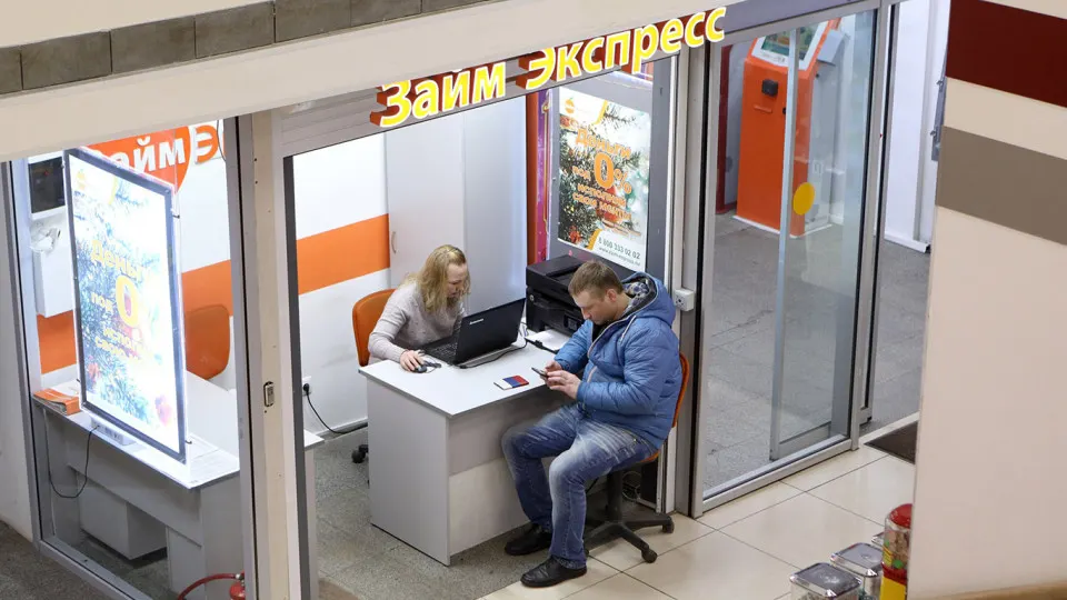 Регулятор снизит допустимые доли займов для заёмщиков с высокой долговой нагрузкой и ужесточит ограничения на долгие кредиты — мера направлена на снижение рисков для банков и домохозяйств.