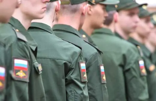 Правительство поддержало законопроект, который позволит направлять срочников в пожарные подразделения МЧС — до 5 тысяч человек. Мера призвана уменьшить кадровый дефицит на фоне снижения штата дежурных караулов и низких зарплат пожарных.