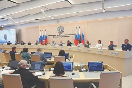 Центральная избирательная комиссия подготовила проект постановления, в котором намерена исключить из партсписка «Яблока» ряд кандидатов. Если из списка выбудет четверть участников, партия может быть снята с выборов.