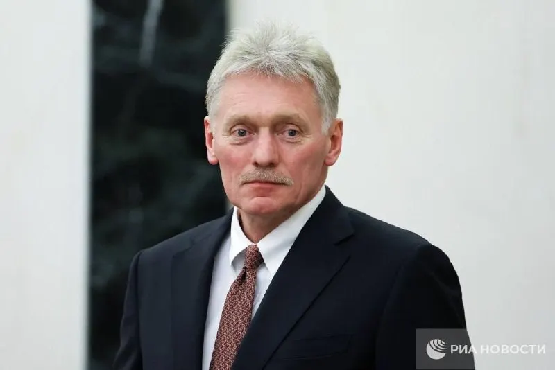 Песков заявил, что прекращение боёв возможно только при выполнении условий России; по его словам, Путин подробно доложил Токаеву о ходе спецоперации, и при решении Киева остановка боёв теоретически может наступить в течение суток.