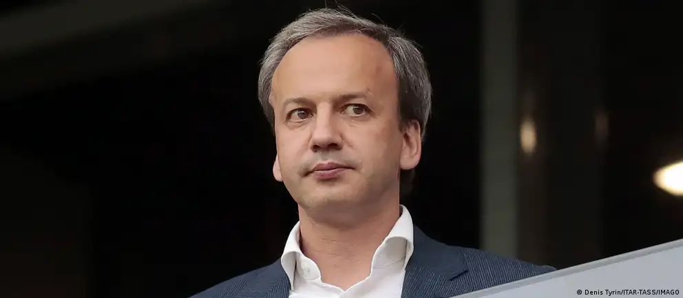 Аркадий Дворкович заявил, что будет оспаривать в суде включение в санкционный список ЕС и временно сложил полномочия президента Международной шахматной федерации; обязанности возьмёт на себя Вишванатан Ананд. 21-й пакет санкций предусматривает заморозку активов и запрет на въезд в ЕС.