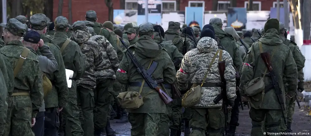 Киев и независимые расследования заявляют о подготовке новой волны мобилизации в РФ осенью 2026 года; российские власти это отвергают. Кратко — какие есть признаки, какие официальные ответы и что говорят эксперты.