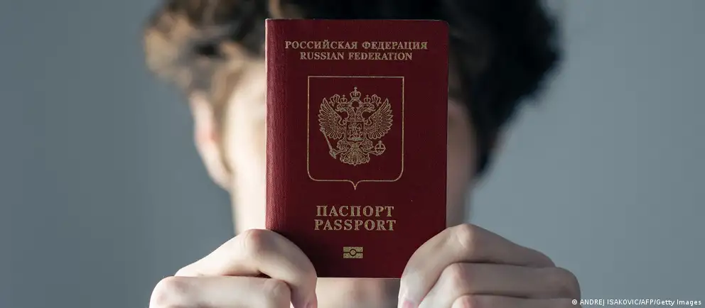 После возражений Франции и Италии Евросоюз переработал первоначальный вариант: запрет планируется ввести только для краткосрочных виз и лиц, непосредственно участвовавших в боевых действиях; расширены гуманитарные и иные исключения.