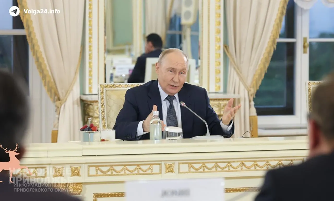 Президент заявил, что проблемы на внутреннем топливном рынке временные и во многом создаются извне; ВВП России вырос на 0,2% за первые пять месяцев года и на 0,3% в мае.
