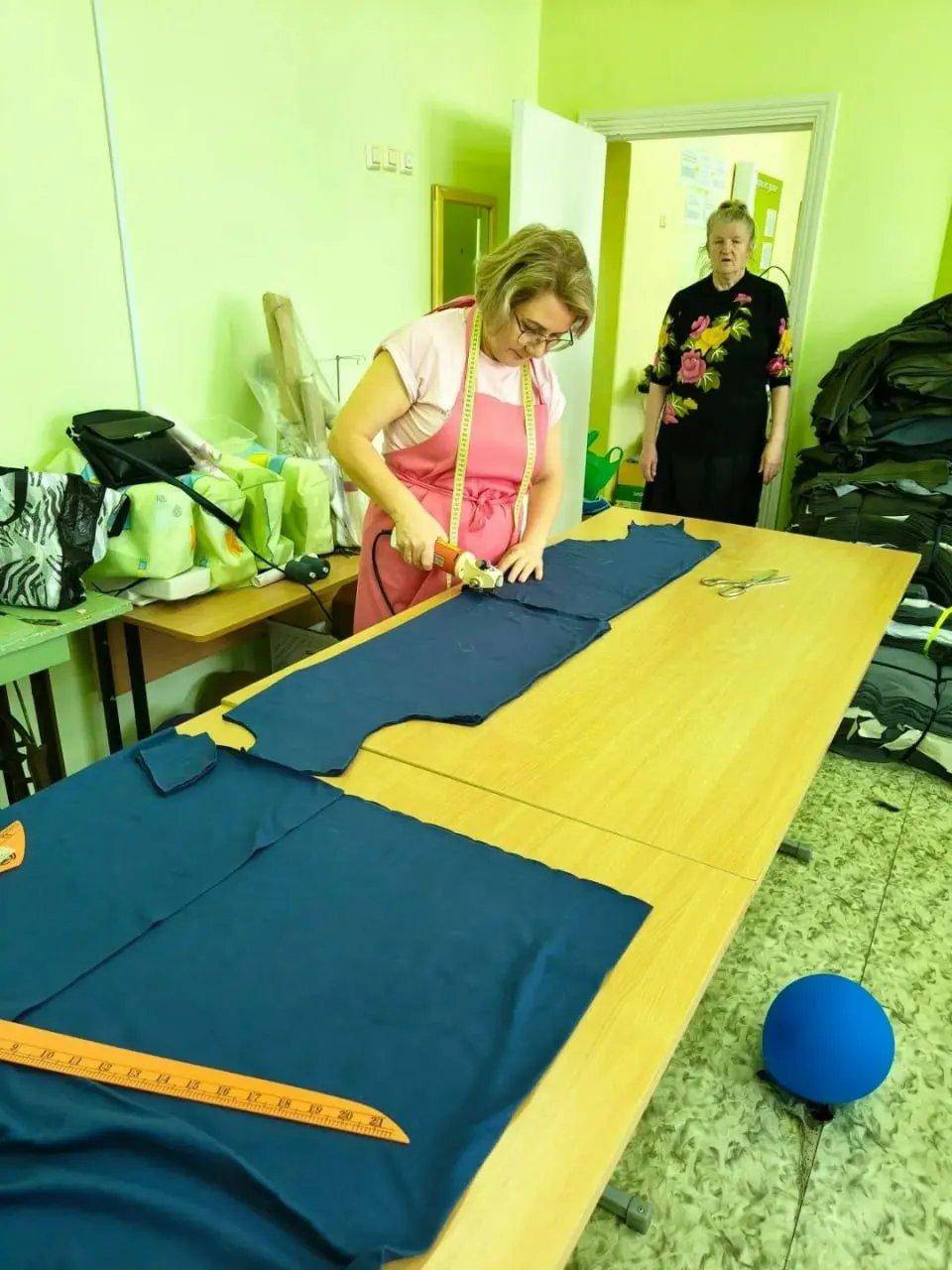 Женщины‑волонтёры из Удмуртии за 18 дней изготовили более 280 предметов адаптивной одежды для раненых участников СВО; госпиталь в Ижевске регулярно нуждается в вещах и помощи.