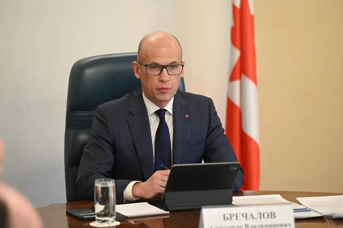 Руководитель региона сказал, что дефицит топлива в селах сохраняется, пообещал отправить дополнительные 300 т дизтоплива и заявил, что часть топлива хранится в гаражах и канистрах. При этом он не пояснил, как топливо оказалось в канистрах вопреки запрету.