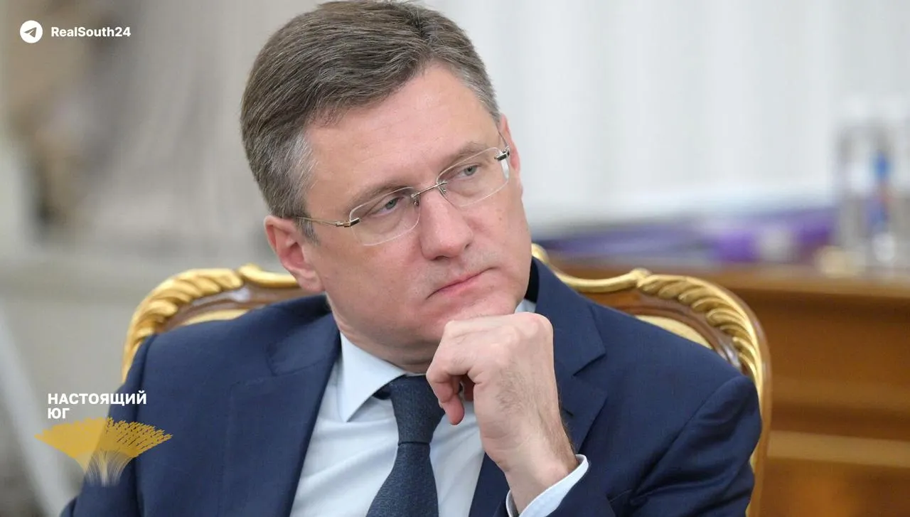 Вице‑премьер Александр Новак заявил о «напряжённой» ситуации на рынке топлива: дефицит связывают с летним пиком спроса и внеплановыми ремонтами НПЗ после прилётов беспилотников. Правительство готовит экстренные меры.