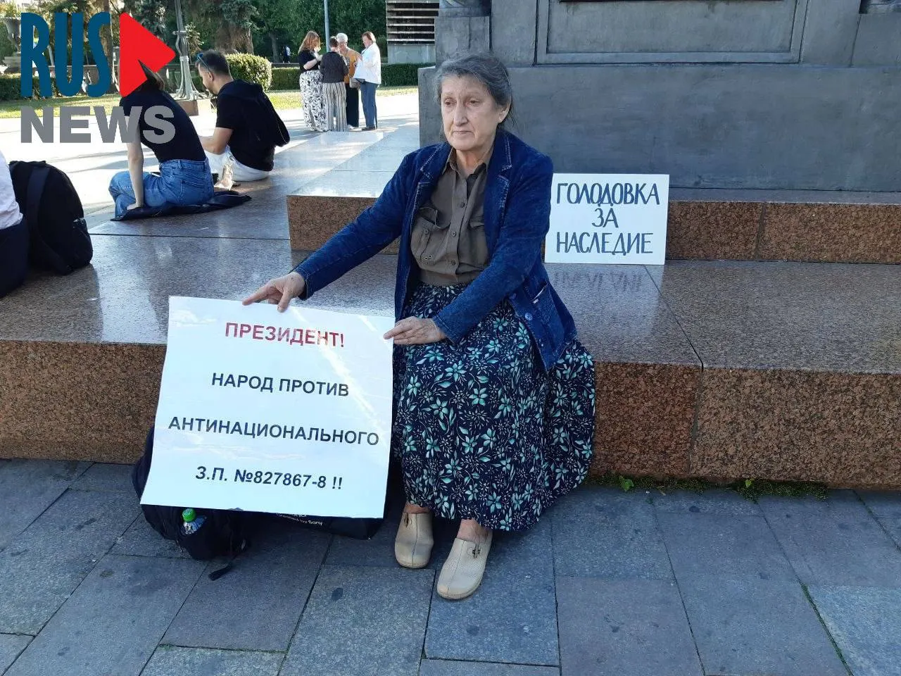 Председатель новосибирского отделения ВООПИК Наталья Шамина объявила голодовку у памятника в центре Москвы в знак протеста против законопроекта о передаче регионов полномочий по снятию статуса объектов культурного наследия; через час её задержала полиция. Раннее аналогичная акция была заявлена активисткой из Новосибирска.