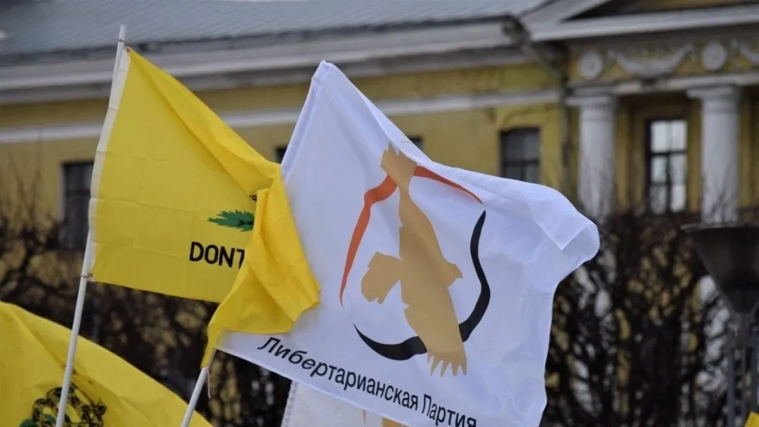 В реестр попали обе организации, на которые партия разделилась в 2020 году. Минюст обвиняет их в распространении «недостоверной информации» и в призывах против спецоперации; последствия включают обязательную маркировку материалов, отчётность и ограничения на просветительскую деятельность.