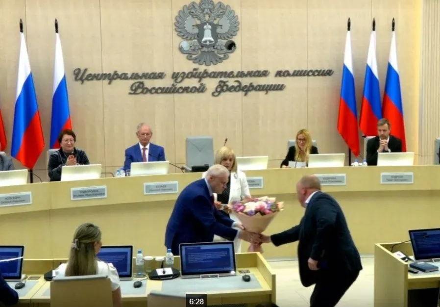 На очередном заседании Центризбирком единогласно зарегистрировал списки «СР», подтвердил 260 кандидатов, выдал удостоверение Сергею Миронову, назначил члена комиссии от ЛДПР и утвердил 43 финансовых уполномоченных «Яблока» в 42 регионах.