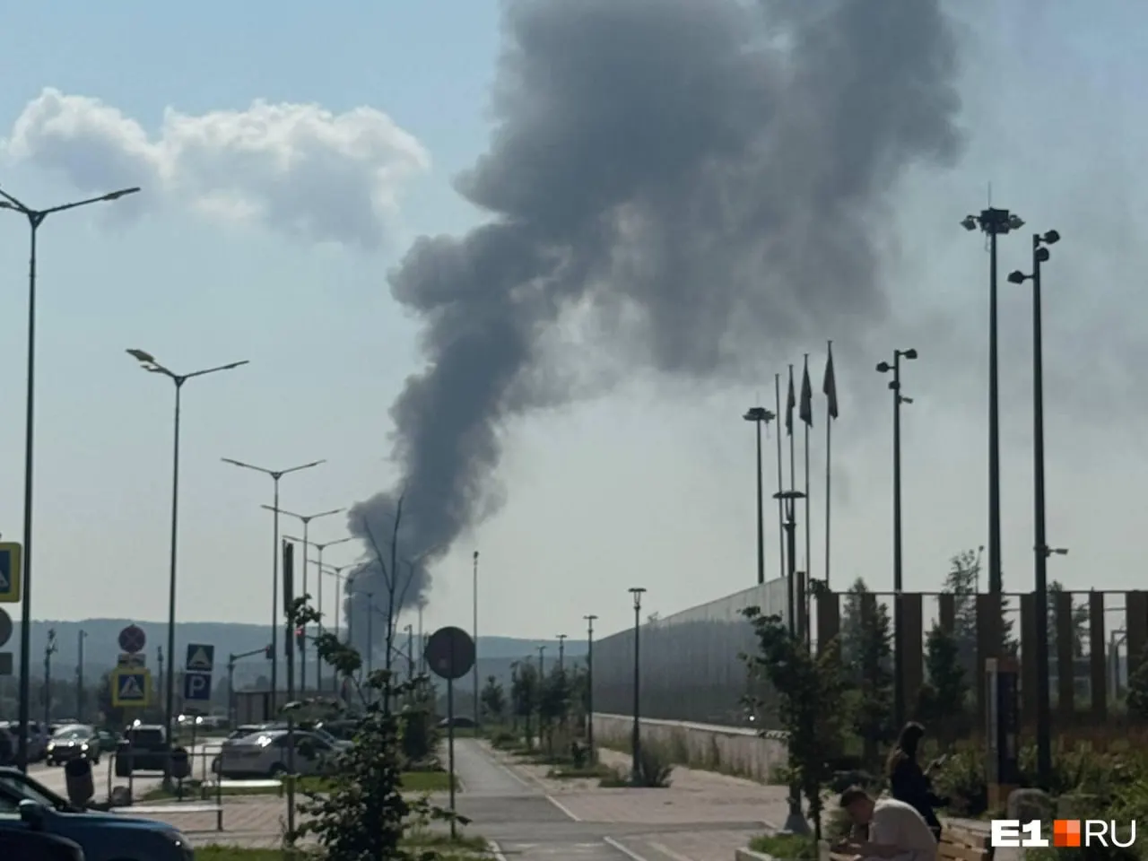 Утром 25 июля в Прикамье ввели режим опасности из‑за атак БПЛА. Под Екатеринбургом загорелась площадка у логистического центра — людей эвакуировали, пострадавших нет. Аналогичные угрозы фиксировались в Казани, Челябинской области и Удмуртии.