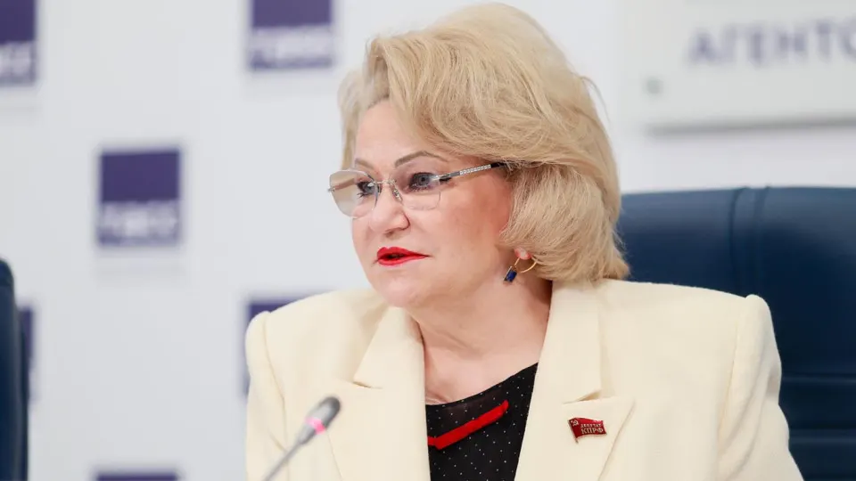 Глава комитета Госдумы по защите семьи предупредила, что скрываемый дефицит топлива может повлиять на уборочную кампанию и привести к перебоям с продовольствием, тогда как власти говорят о перестройке логистики и наличии запасов.