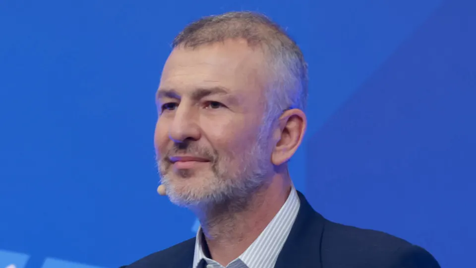 После угрозы изъятия СИБЭКО миллиардер Андрей Мельниченко согласовал мировое соглашение: он перевёл 32 млрд рублей в образовательный центр «Сириус» под патронажем президента, и прокуратура отозвала иск.