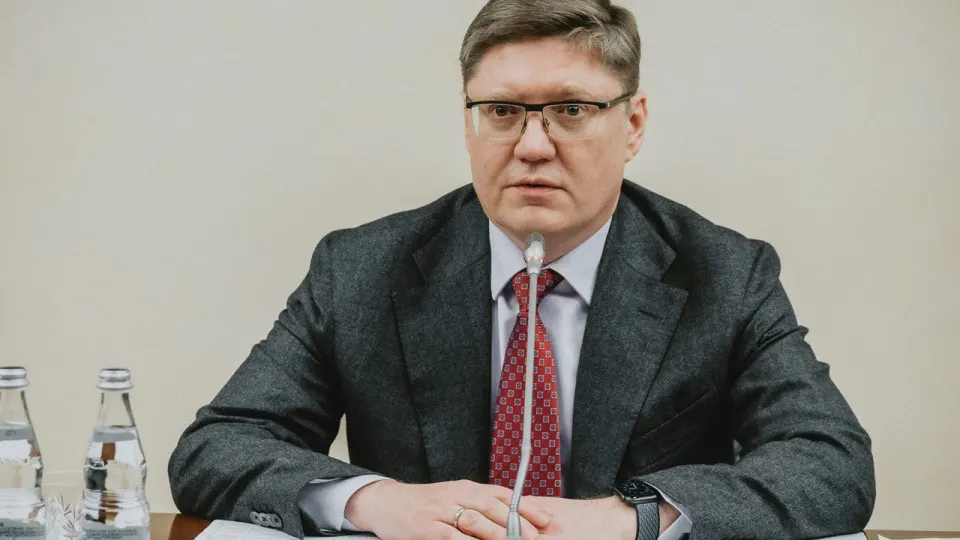 Заместитель руководителя фракции «Единая Россия» заявил, что топливный кризис возник из‑за ударов по НПЗ и призвал не поддаваться манипуляциям. Тем временем аналитики фиксируют резкое снижение переработки нефти и вводятся ограничения на продажу топлива.