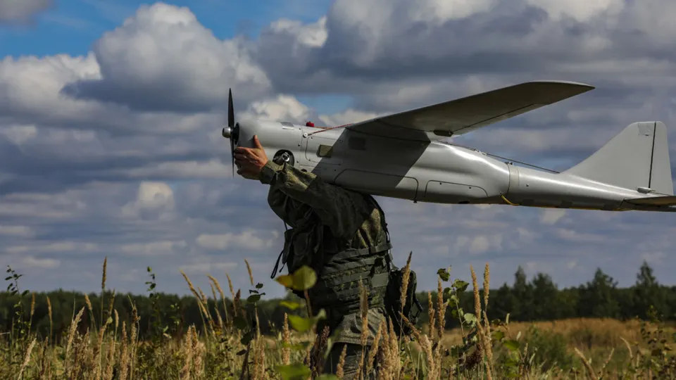 Расследование показывает, что военно-техническое сотрудничество между Пекином и Москвой продолжается не менее трёх лет: обмен технологиями искусственного интеллекта, обучение операторов, поставки компонентов для беспилотников и обсуждения мер против спутниковых систем связи.